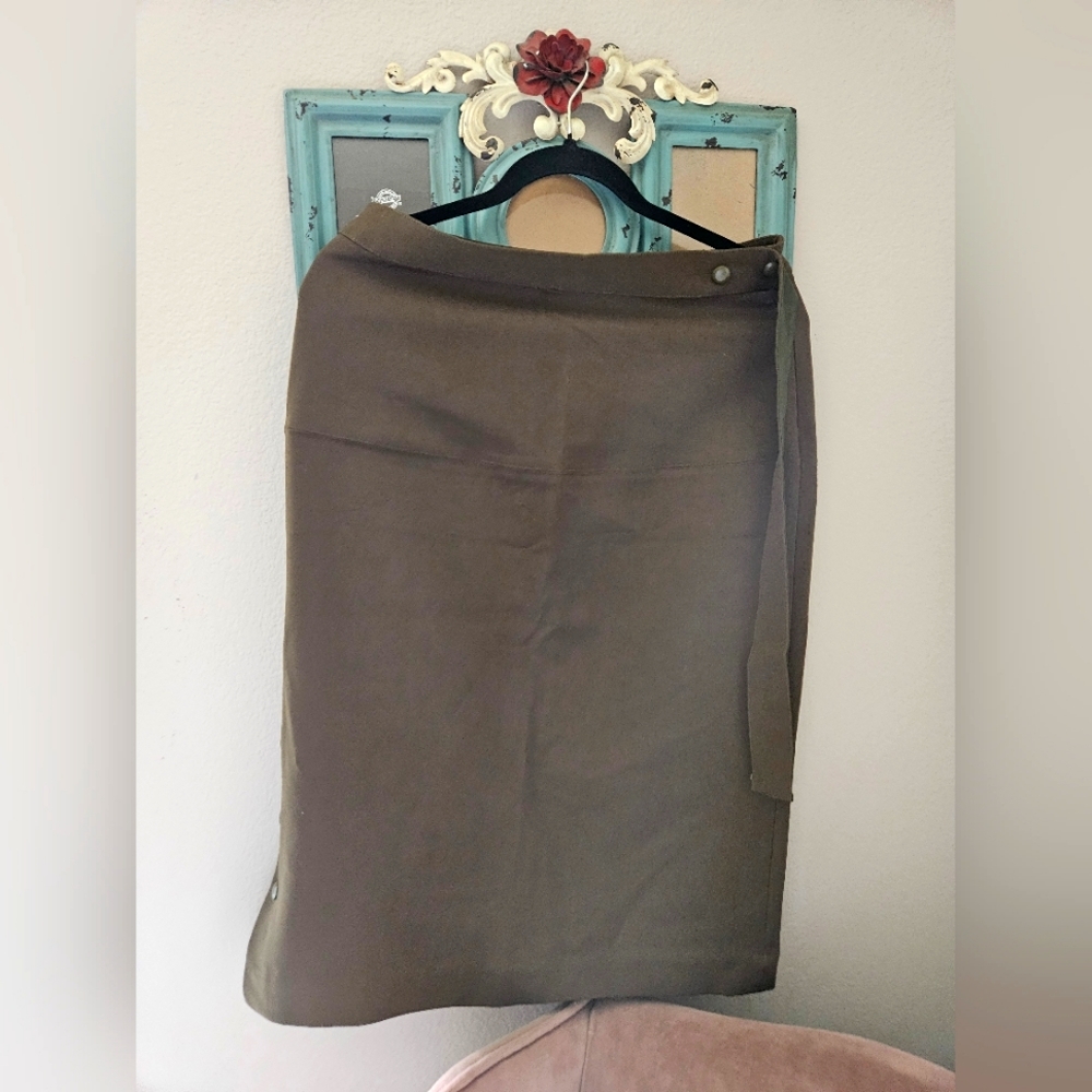 NWT/ Hollow High Waist Side Button Skirt